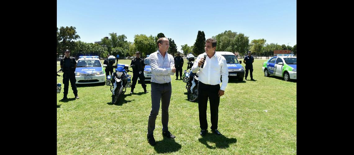 Ritondo entregoacute moviles 360 y motos en Lomas de Zamora (2)