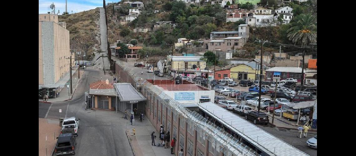 Trump propone crear un impuesto del 20-en-porciento- a importaciones mexicanas para pagar el muro con Meacutexico