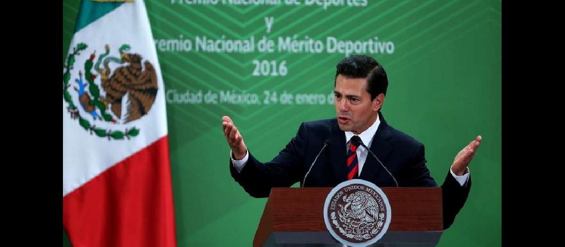 Tras las tensiones por el muro Pentildea Nieto canceloacute su reunioacuten con Trump