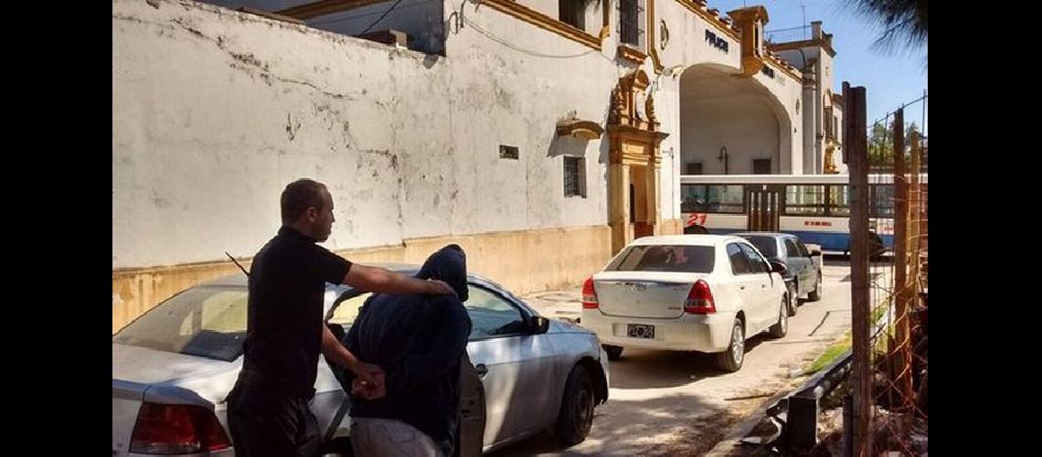 Detuvieron a dos joacutevenes por el crimen de la embarazada
