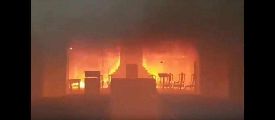La Catedral de San Nicolaacutes se incendioacute
