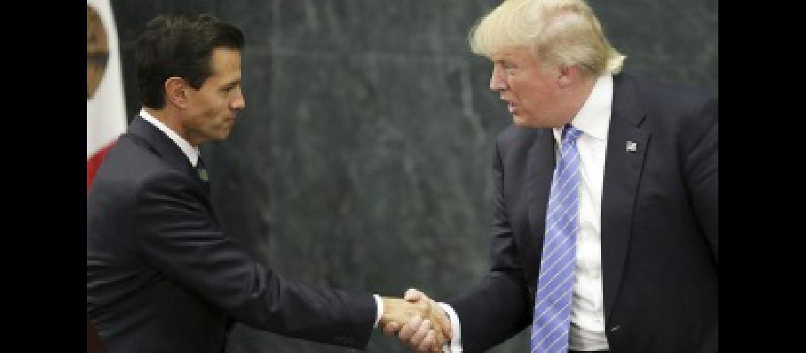 Donald Trump y Enrique Pentildea Nieto hablaron por teleacutefono y acordaron no pronunciarse en puacuteblico sobre el poleacutemico muro