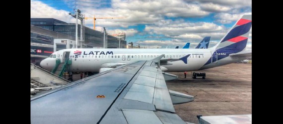 Trabajadores teacutecnicos de Latam pararaacuten mantildeana por 24 horas