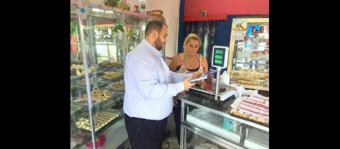 Asisten a comerciantes con el programa de Regulacioacuten