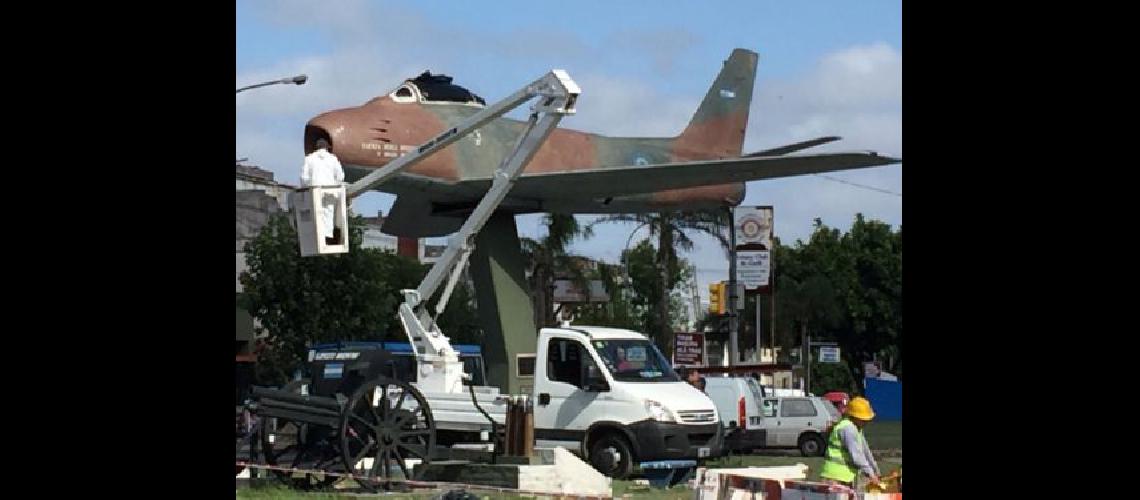 Ponen en valor el avioacuten de la Plazoleta Malvinas