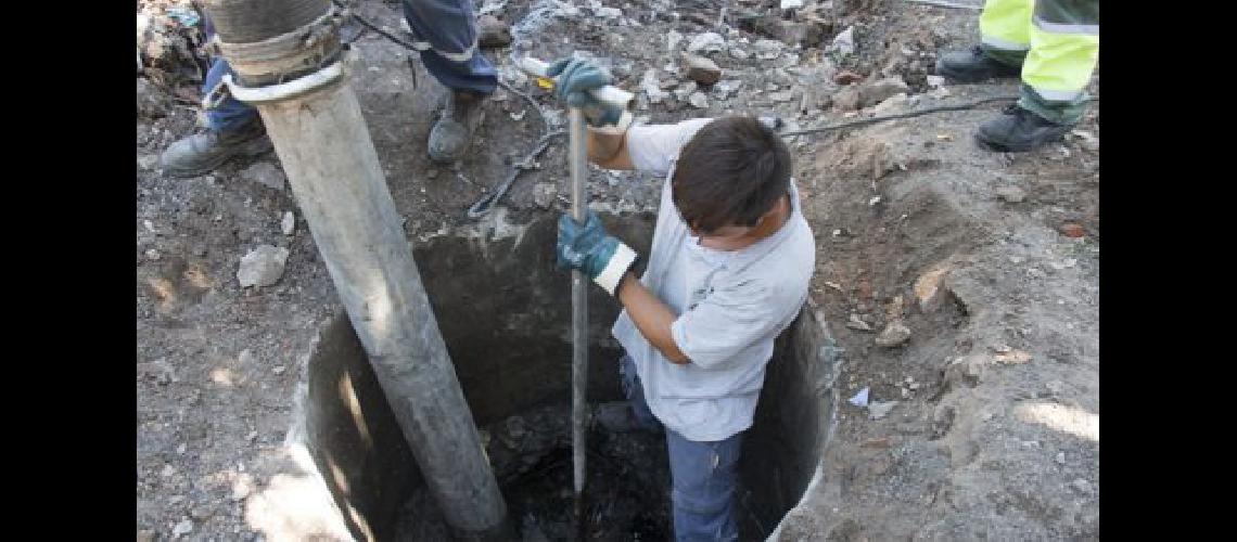 En Lanuacutes despliegan un operativo integral de limpieza de sumideros