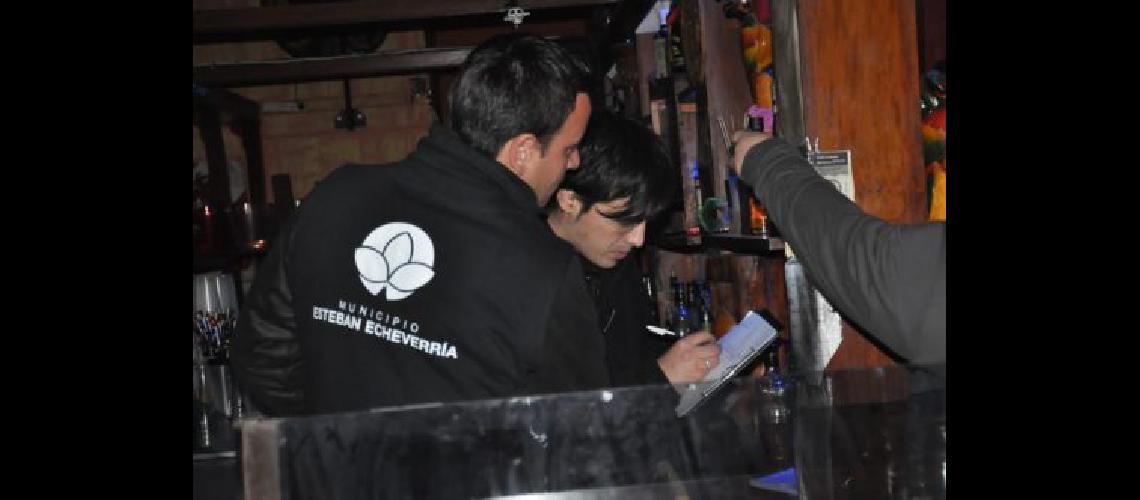 Suspenden las habilitaciones a locales bailables y bares
