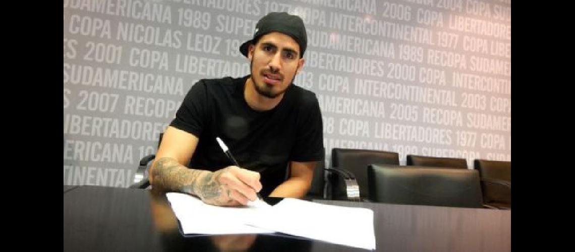 Junior Beniacutetez ya es futbolista de Boca