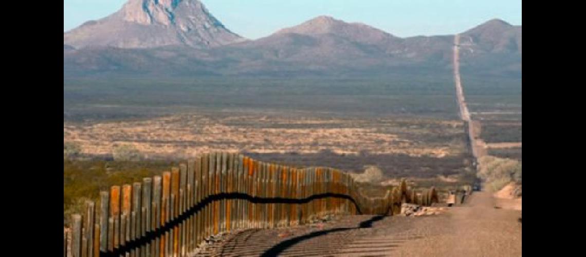 La Casa Blanca quiere tener listo el muro con Meacutexico en dos antildeos