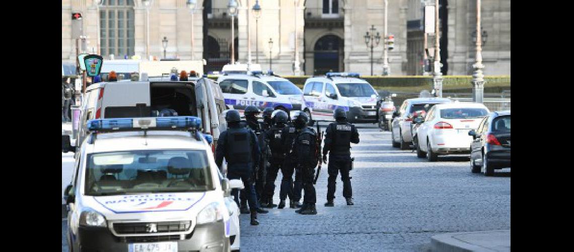 Un militar disparoacute a un hombre que intentoacute atacarlo en el Louvre al grito de Alaacute es grande