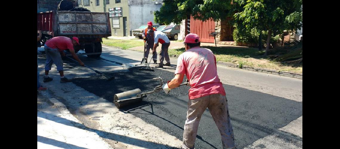 Arreglan calles y fumigan los maacutergenes del Arroyo del Rey