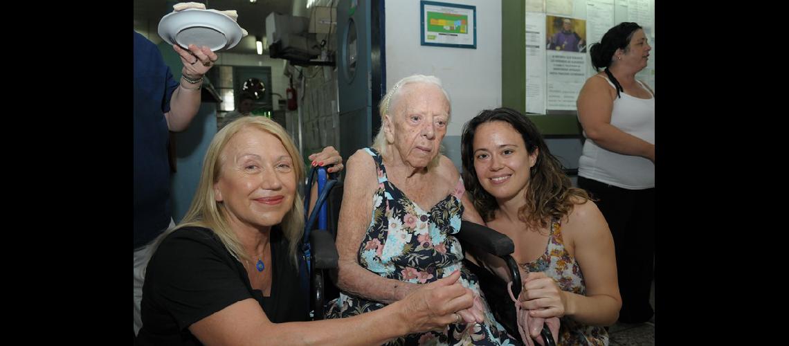 Mariacutea la primera ortodoncista de Lomas soploacute las cien velitas