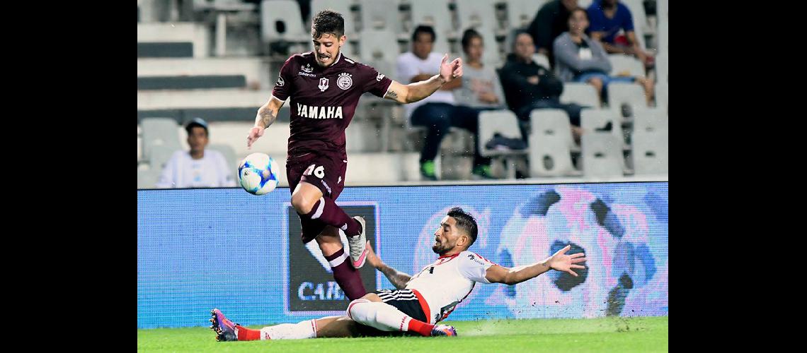 Lanuacutes sigue de cosecha- vapuleoacute a River y se quedoacute con la Supercopa