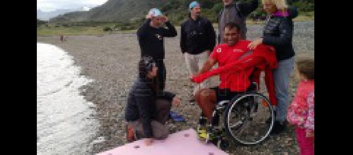 Un hombre parapleacutejico cruzoacute a nado el Canal Beagle- Con fe en Dios todo se puede lograr