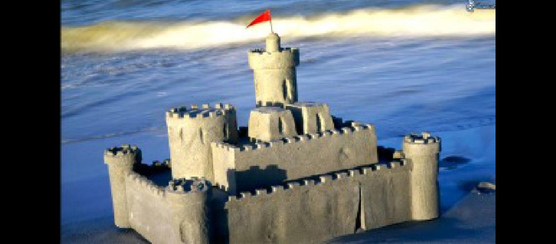 Un concurso de castillos de arena convoca a los veraneantes en la Costa
