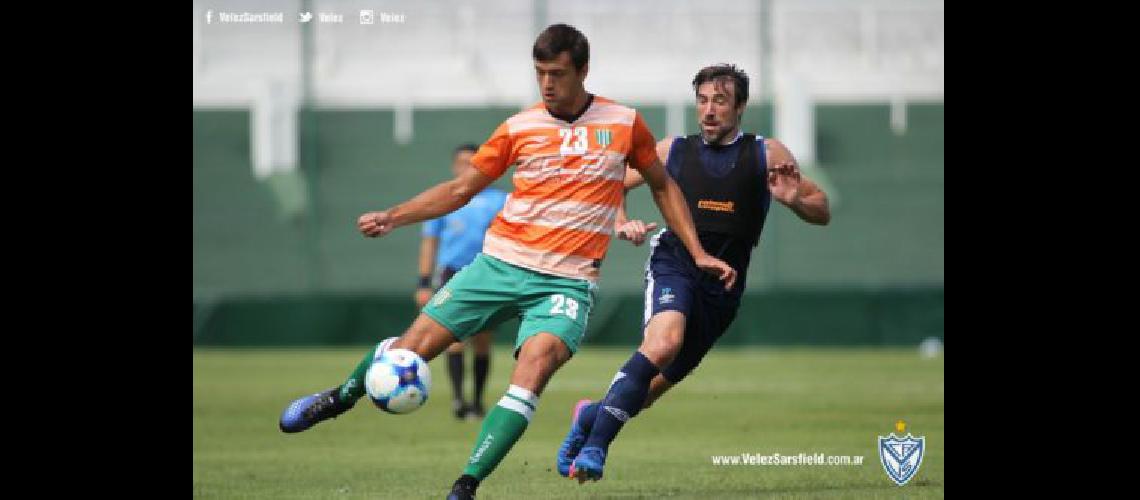 Banfield igualoacute 2 a 2 contra Veacutelez en un nuevo ensayo