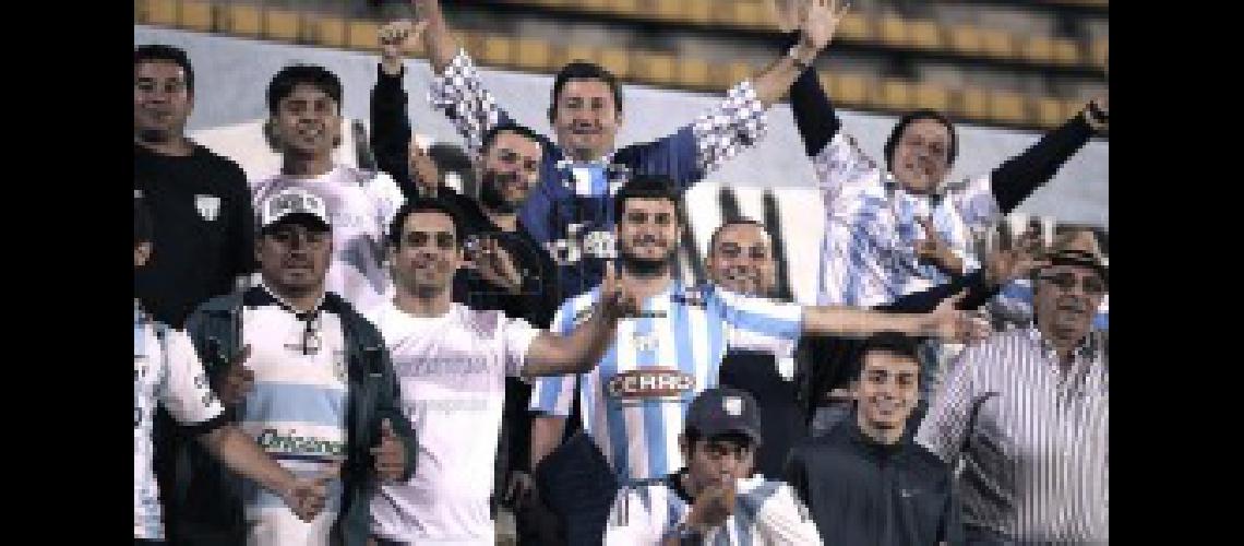 Atleacutetico Tucumaacuten regresoacute al paiacutes y sus hinchas le ofrecieron una caacutelida recepcioacuten