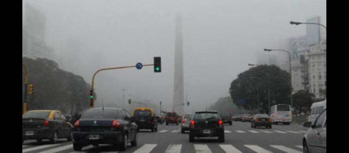 Una nube de humo cubre la Ciudad por la quema de pastizales en Villa Elisa