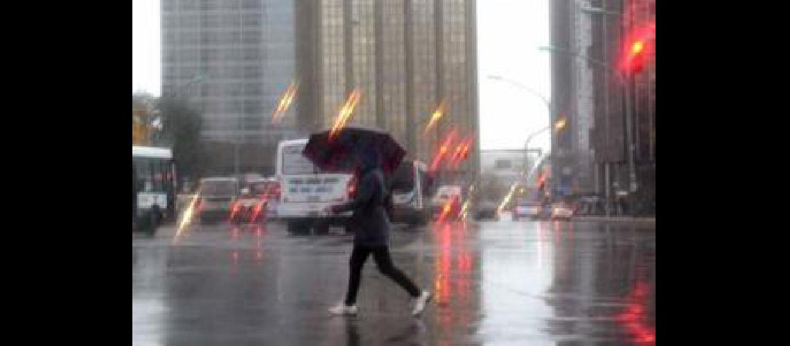 Alerta por vientos intensos con raacutefagas en Capital y Este bonaerense