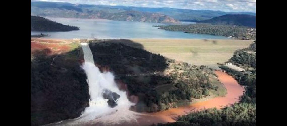 Casi 200000 evacuados por dantildeos en una presa en California