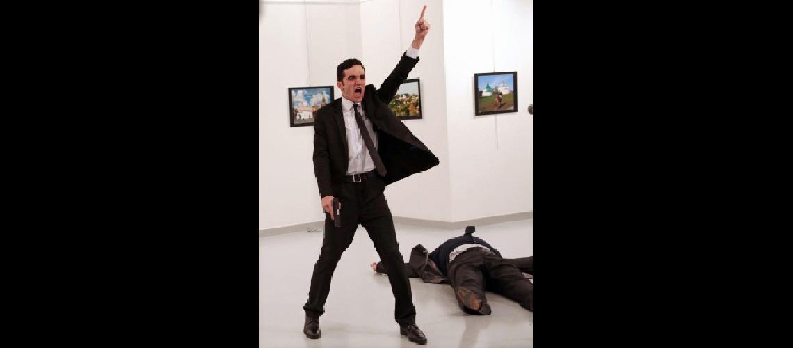 La foto del asesino del embajador ruso ganoacute un premio mundial
