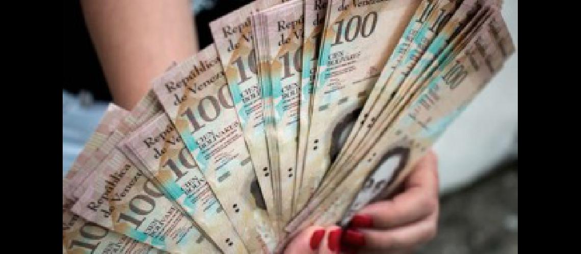Hallaron 30 toneladas de billetes venezolanos en la casa de un comerciante