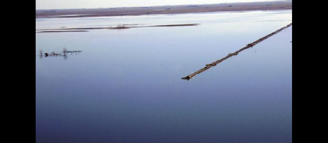 Habilitan parcialmente el traacutensito en la ruta 7 afectada por el desborde de la laguna Picasa