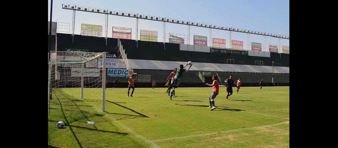 Con Cvitanich encendido Banfield ganoacute otro amistoso