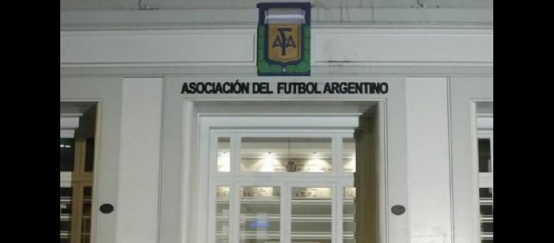 La AFA da a conocer las ofertas de las empresas interesadas en televisar el fuacutetbol