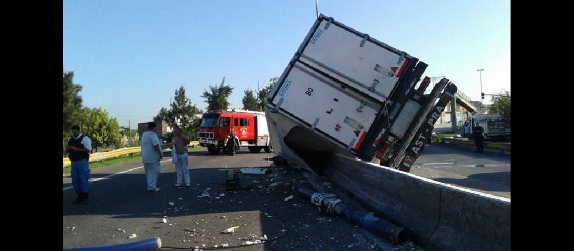 Un camioacuten que transportaba carne volcoacute en Camino Negro