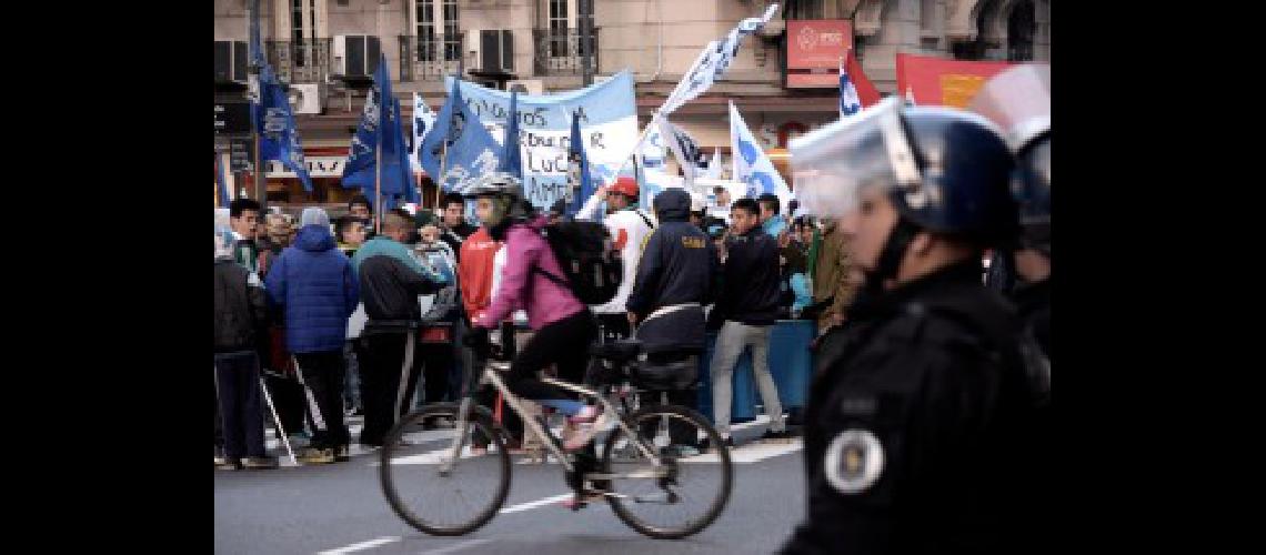 Trabajo y la CCC volveraacuten a reunirse el viernes para analizar los reclamos