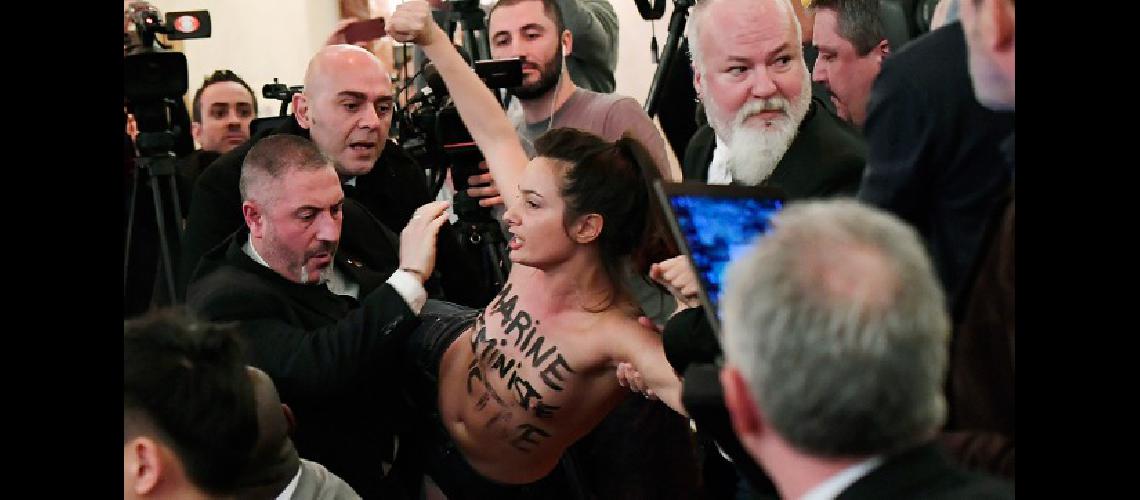 Una militante feminista con los pechos al aire interrumpioacute una conferencia de Le Pen