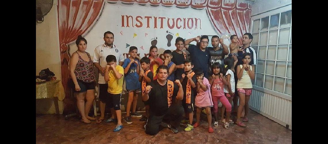 Pies Descalzos cortaraacute el cabello gratis a los chicos