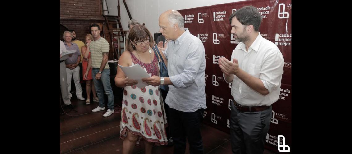 Familias del Barrio SIAM de Lanuacutes recibieron las escrituras de sus casas