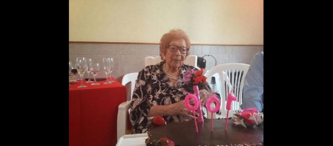 Cumplioacute 100 antildeos con tantos invitados que hizo dos festejos