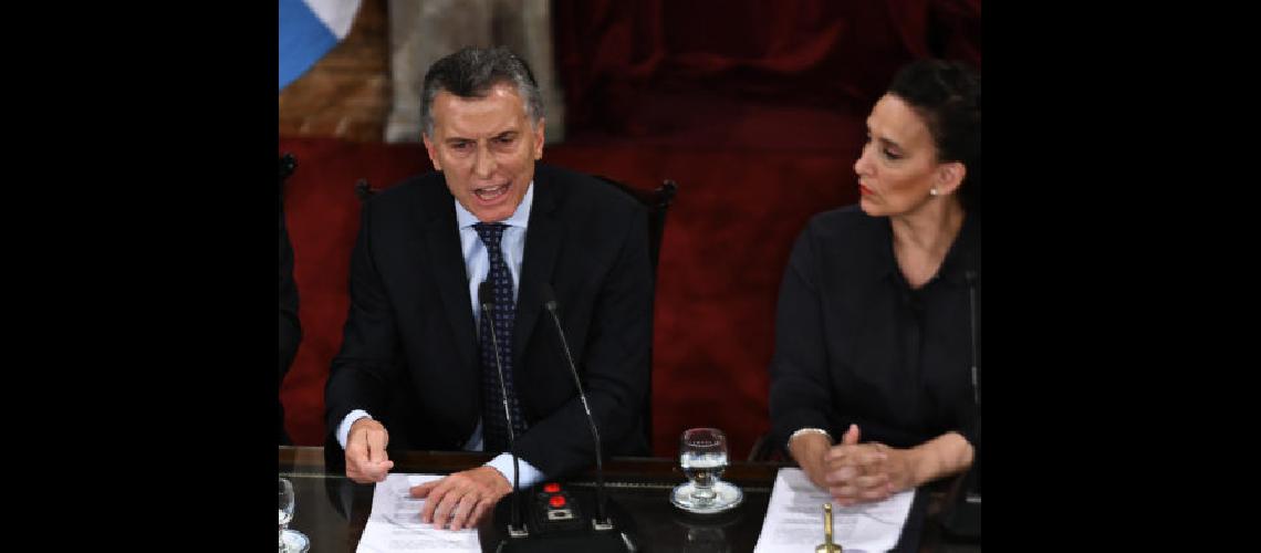 Criacuteticas protestas y promesas en la apertura de las sesiones