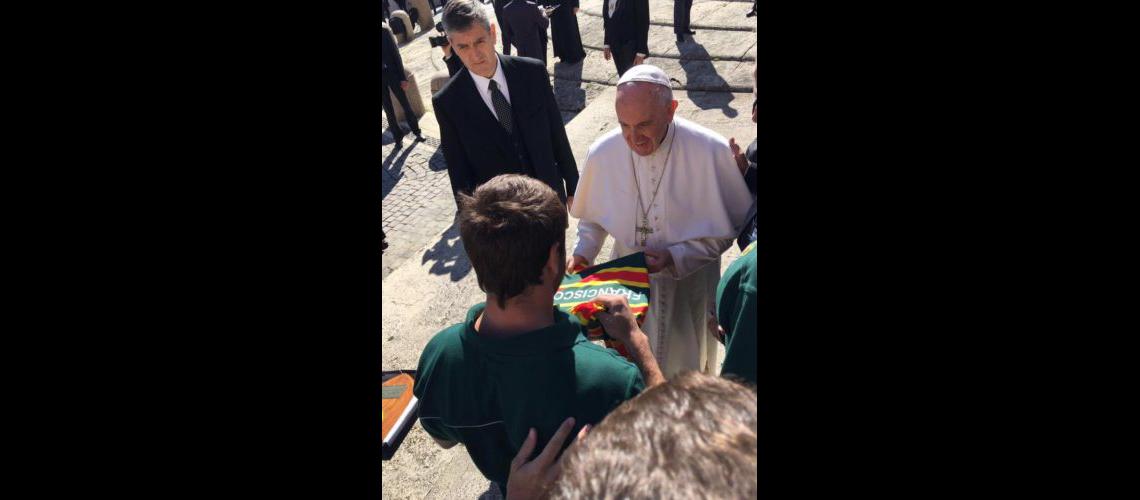 Los jugadores de rugby de Lomas Athletic junto al Papa en el Vaticano