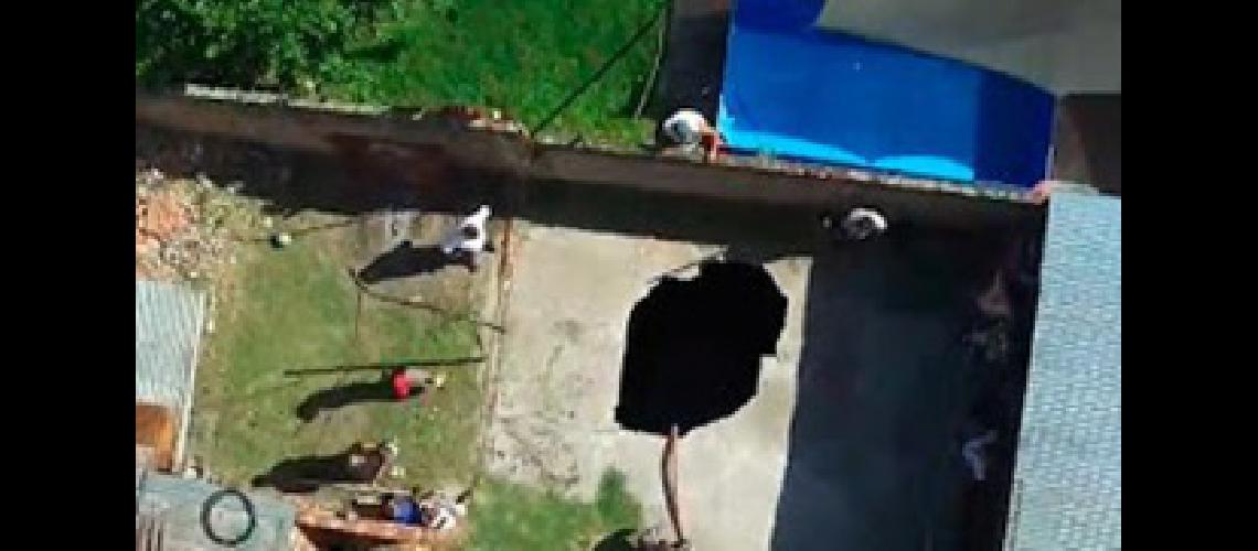 Cayoacute en un pozo que se abrioacute en el patio de su casa tras desarmar una pileta