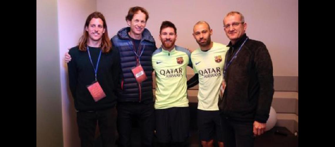 Messi y Mascherano recibieron a Santiago Lange