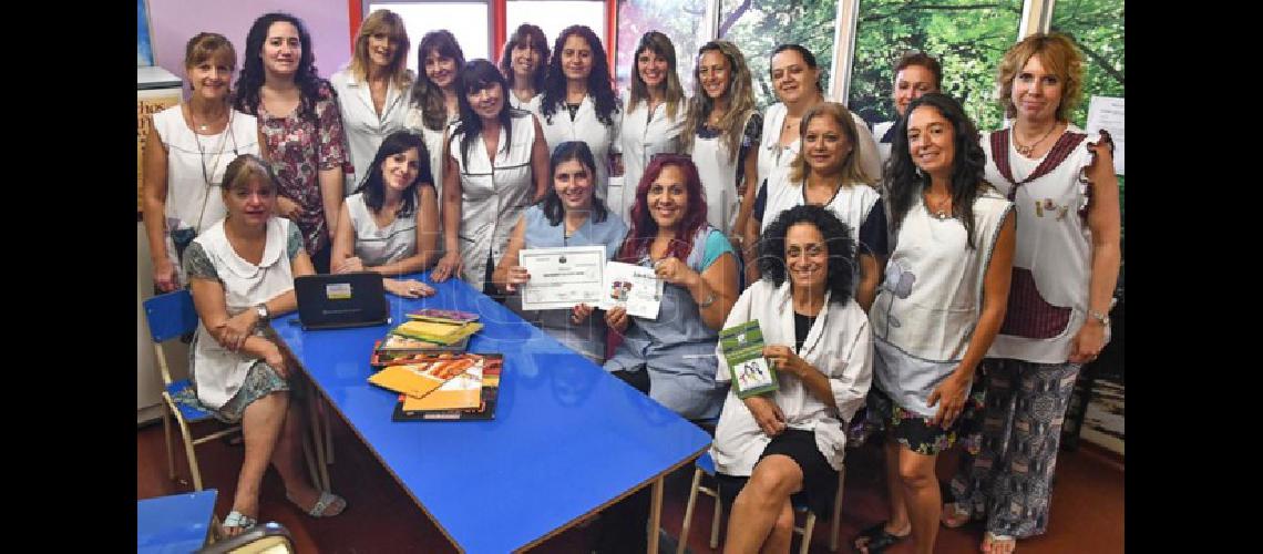 Sin guardapolvos y desde una cama los nintildeos vuelven a clase en las tres escuelas hospitalarias