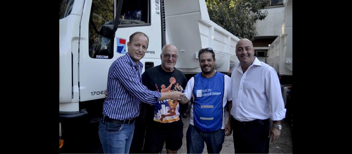 Martiacuten entregoacute camiones para reforzar la limpieza en las calles