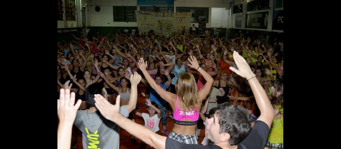 Jesica Cirio dio una clase gratis de Zumba en Defensores de Banfield