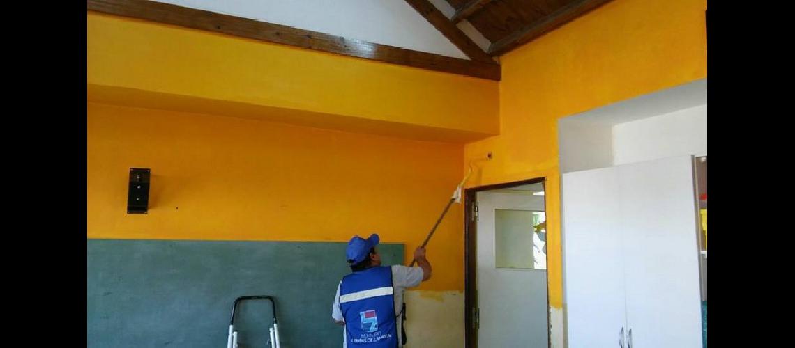Pintan y reparan escuelas de Banfield