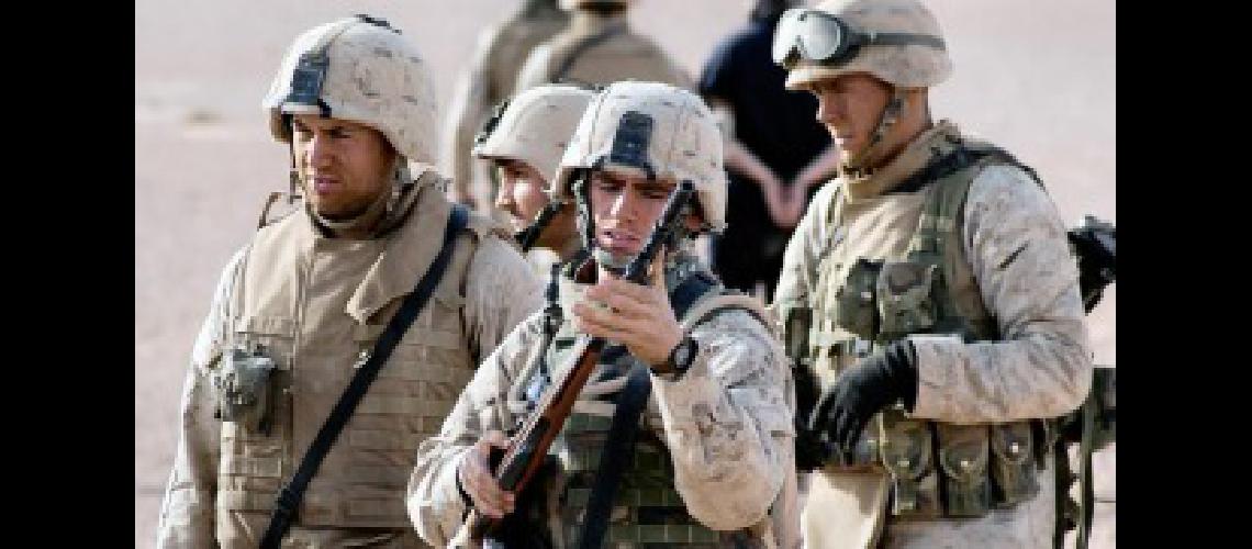 Escaacutendalo en los Marines por la difusioacuten de fotos de compantildeeras desnudas