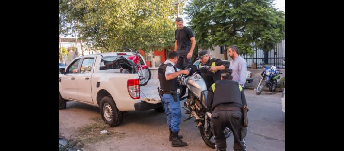 Detienen a tres personas en Lanuacutes