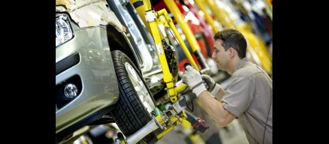 El Gobierno prepara un acuerdo con el sector automotriz