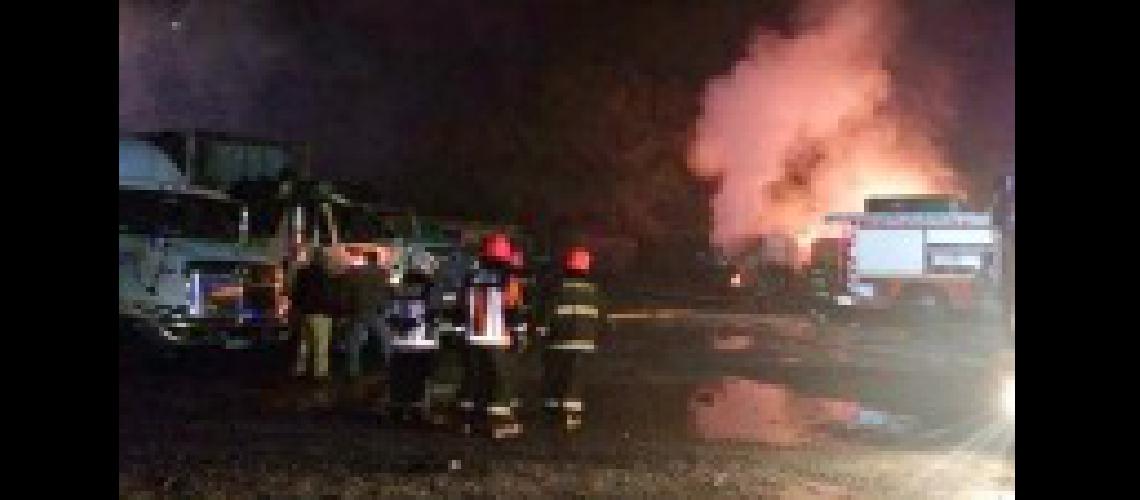 Nuevo ataque incendiario en la Araucaniacutea destruyoacute 19 camiones