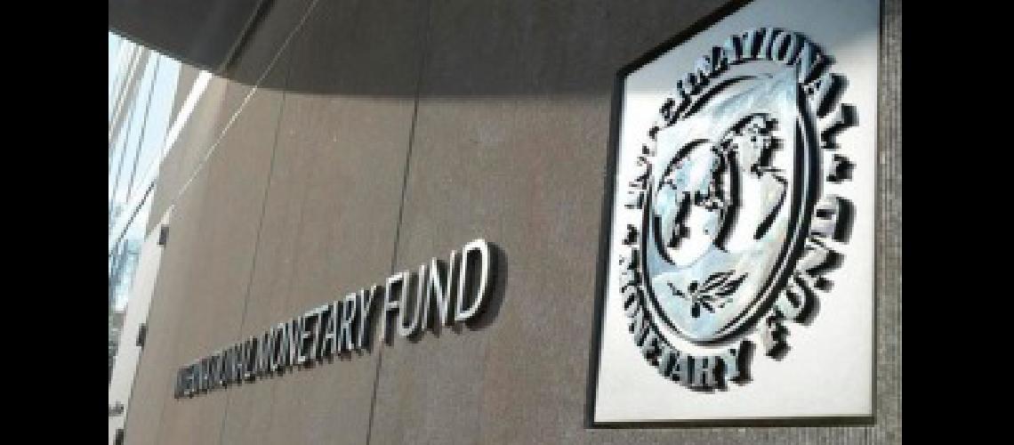 Un atentado con un paquete bomba causoacute un herido en la sede del FMI