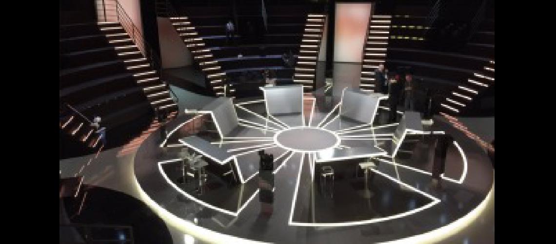 Los candidatos dan su primer debate televisado a un mes de los comicios