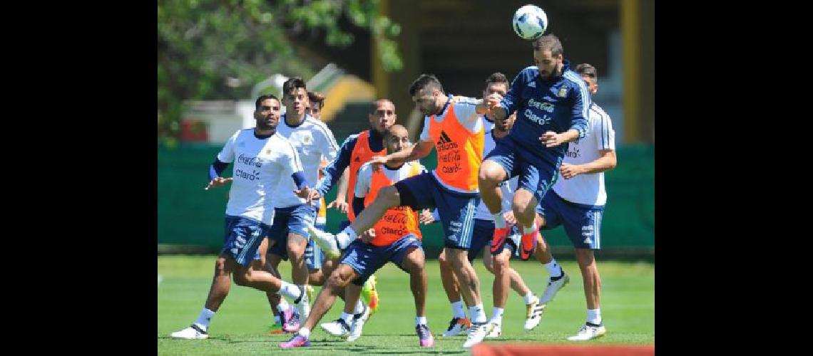 Trece jugadores de Argentina estaacuten al borde de la suspensioacuten